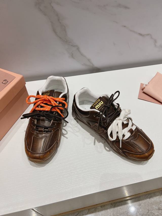 女码 男码 。Miumiu x New Balance 联名款NB运动鞋 Miu Miu 缪缪大秀上爆出的这双与New Balance 新百伦联名款运动 球鞋