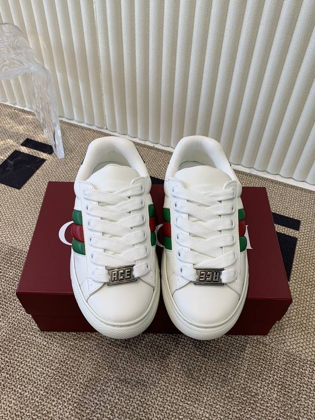 Gucci Ace 系列饰织带情侣款运动鞋 面包鞋 小白鞋 广受青睐的ace系列运动鞋持续演绎品牌核心设计美学。在 2024秋冬男士系列中，这款低帮鞋型搭配更厚