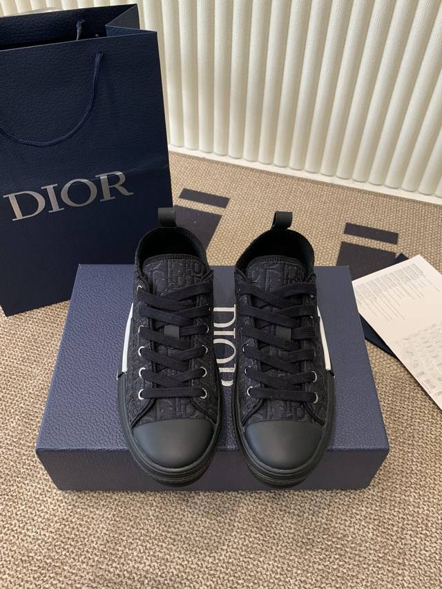 Dior 迪奥B23经典系列情侣款 板鞋 市场顶级版本版本已调试到极致这款 B23 高帮运动鞋饰以米色和黑色 Oblique 印花。孔眼与正面鞋带、饰以对比效果