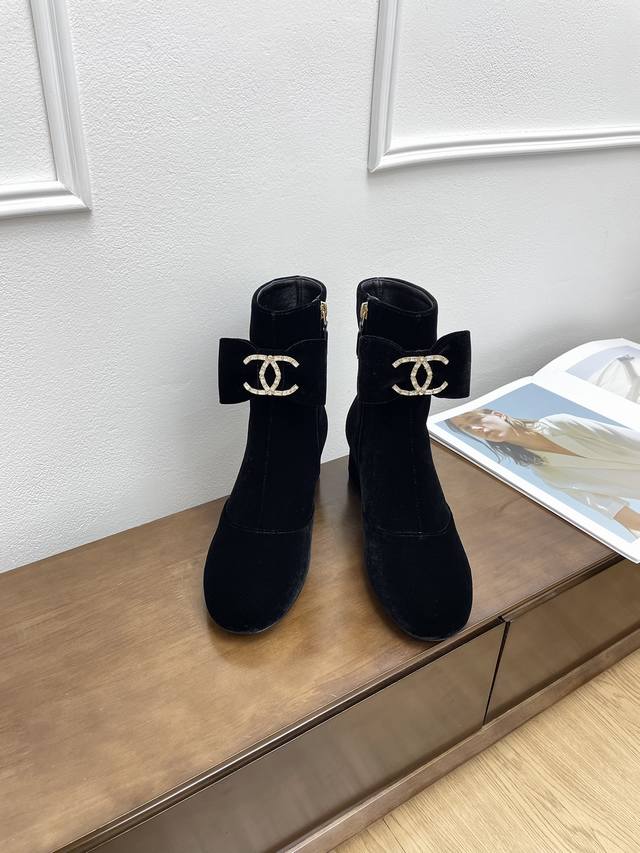 代购级Chanel 小香 24ss 秋冬新款 蝴蝶结 圆头拉链短靴 这款厚底在欧美街拍中出境率超高，ins也是火了一把，调鞋楦都调了一个月 整体线条流畅性保持跟