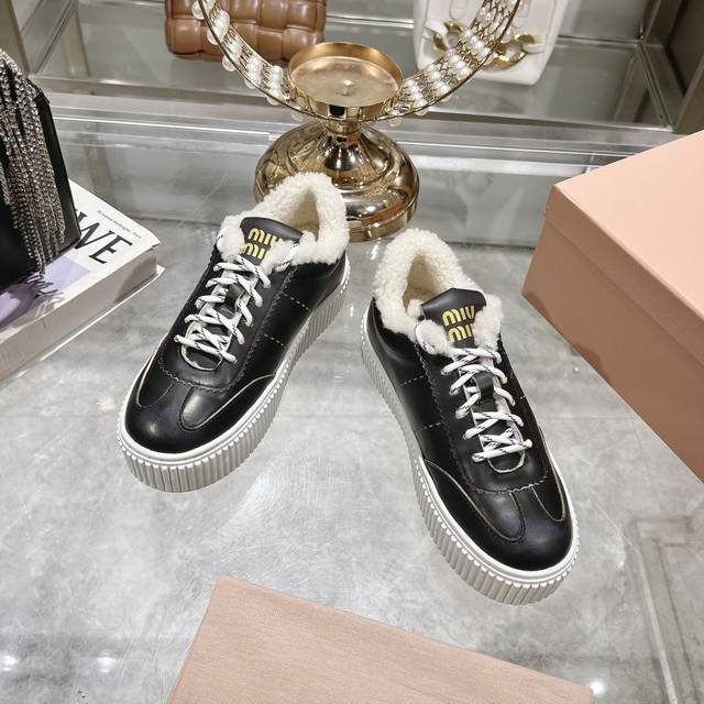 出厂 Miu Miu 24ss 缪缪厚底饼干底 24ss 春夏新款英伦风系带 小白鞋 休闲鞋 MiuMiu秀场适当独一无二的擦色工艺工艺来自Miu Miu系列的